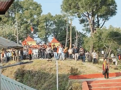 शिमला के धामी मेले में पत्थरबाजी करते हुए स्थानीय लोग।