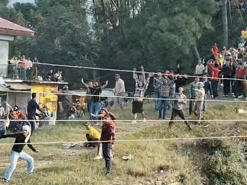 धामी मेले में पत्थरबाजी करते हुए स्थानीय लोग।