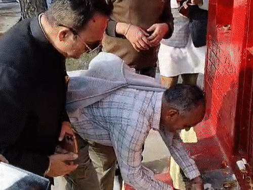 मां भद्रकाली के चबूतरे पर खून का टीका लगाते हुए सुभाष।