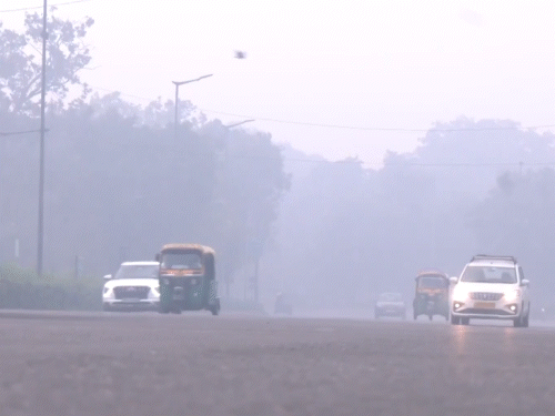 दिल्ली में हवा की क्वालिटी बहुत खराब स्थिति में है। कई इलाकों में प्रदूषण की धुंध छाई है।