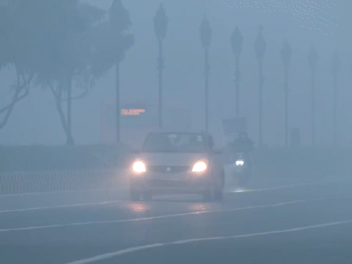 तस्वीर इंडिया गेट की है। यहां पर मंगलवार सुबह धुंध छाई है। AQI 'खतरे' के ऊपर है। - Dainik Bhaskar