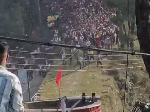शिमला के धामी पत्थर मेले को देखने जुटी भीड़ और पत्थर फेंकते हुए लोग।