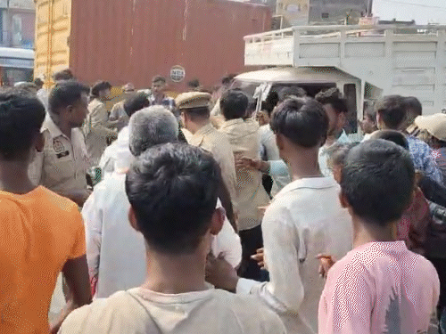 परिवार वाले पिकअप पर शव लादकर जाम लगाने लगे तो पुलिस से झड़प भी हुई।
