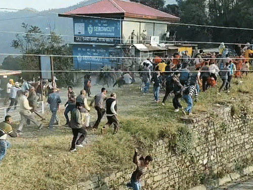 शिमला में पत्थरबाजी करते हुए स्थानीय लोग।
