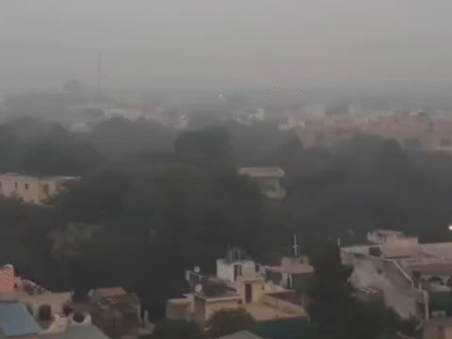 ग्वालियर में सुबह-सुबह किले से आसमान में आतिशबाजी का धुआं नजर आया है। - Dainik Bhaskar