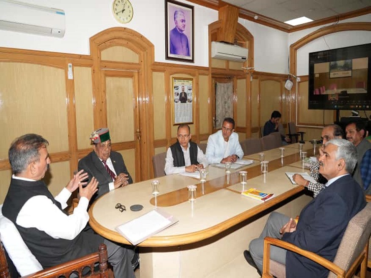 सीएम सुक्खू सोशल जस्टिस एंड एम्पावरमेंट डिपार्टमेंट की मीटिंग लेते हुए।