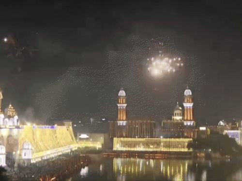 रंगीन आतिशबाजी में जगमगाता गोल्डन टेंपल