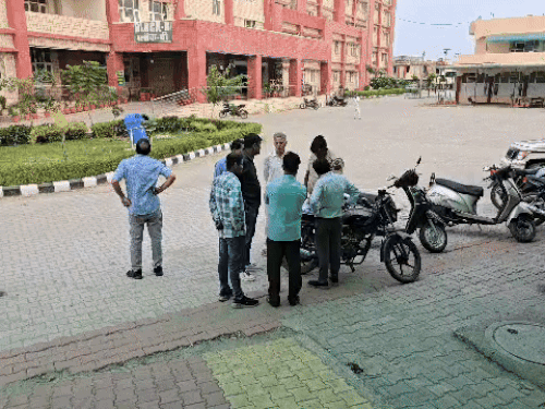 हादसे की सूचना मिलने के बाद सिविल अस्पताल पहुंचे गोविंद के परिवार के लोग।