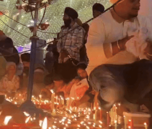 गोल्डन टेंपल में घी के 1 लाख दीये जलाए गए हैं।