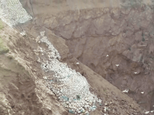 हाईवे को हुई क्षति को देखते हुए खाना पूर्ति के लिए मिट्टी के कट्टे भर दिए हैं।