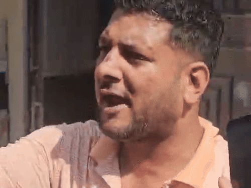 इरफान मामले की जानकारी देता हुआ।