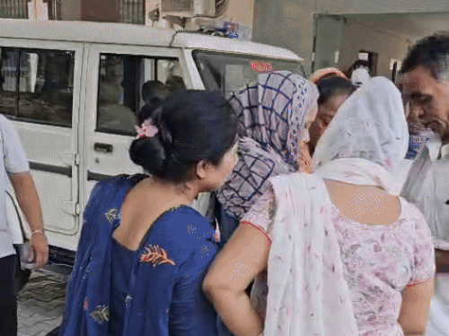 पोस्टमॉर्टम हाउस में पहुंचे परिजन।