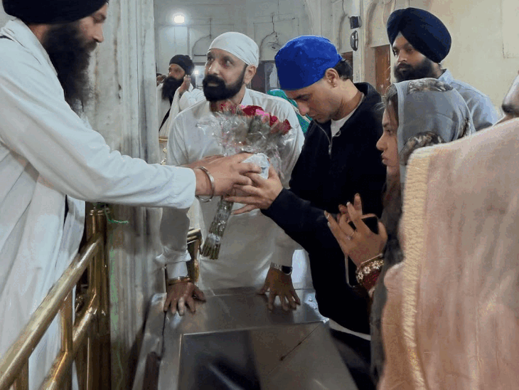 अपनी बहन व जीजा के साथ अभिषेक शर्मा।