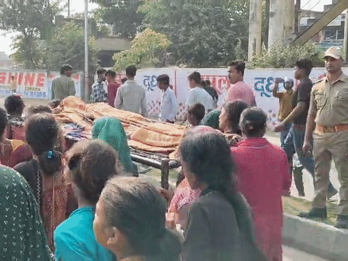गुस्साए लोग नौसड़ तिराहे पर पुलिस चौकी के सामने शव लेकर पहुंचे, सड़क जाम कर दी।