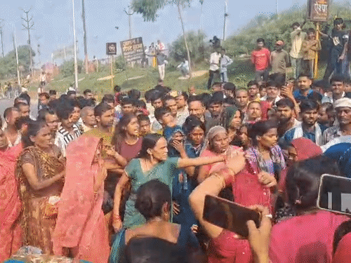 लोगों ने गीडा के हरैया तिराहे पर सुबह 7 से 8 बजे तक जाम लगाया।