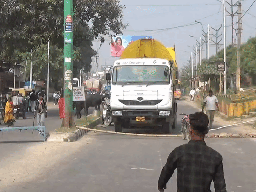 लोहे की बेंच, पत्थर, बांस-बल्ली रखकर रोड जाम किया। दूध-ब्रेड की गाड़ियां भी फंस गईं।