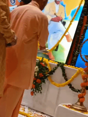 मुख्यमंत्री ने दीप प्रज्वलन करके मां भारती के चित्र पर पुष्पांजलि की।