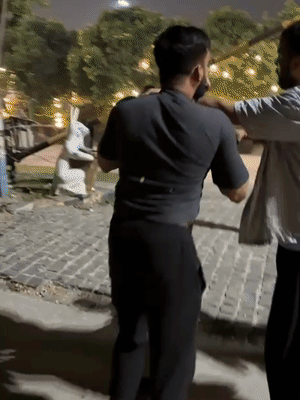 लखनऊ की मशहूर चटोरी गली में मंगलवार रात बवाल हो गया।