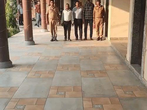 Hindus were being converted to Christianity in Bareilly. | बरेली में हिंदुओं  को बनाया जा रहा था ईसाई: पादरी समेत तीन गिरफ्तार, लालच देकर कराया जा रहा था  धर्म परिवर्तन ...