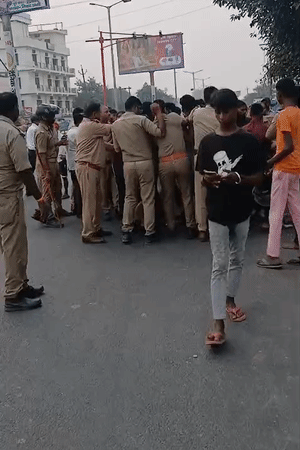 बॉडी को तिराहा पर दोबारा लाते ही धक्का मुक्की शुरू हो गई।