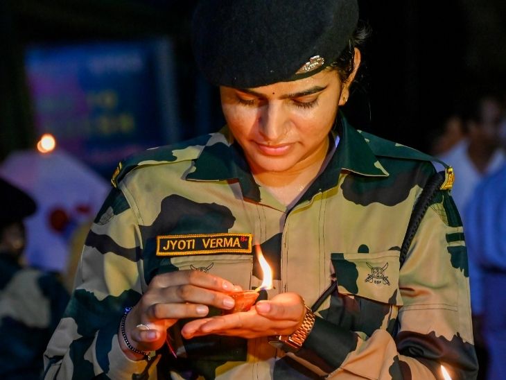 अगरतला में भारत-बांग्लादेश अखौरा चेकपोस्ट पर दीये लगाती BSF की महिला अधिकारी।