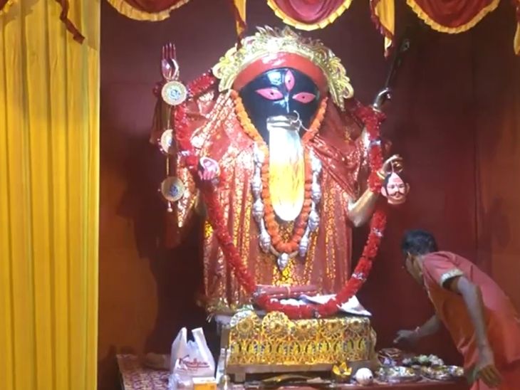 कोलकाता के कई पंडालों में काली पूजा कर दिवाली मनाई गई।