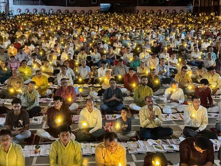 अहमदाबाद में व्यापारियों ने भगवान की प्रतिमा के सामने अकाउंट बुक्स रखकर चोपड़ा पूजा की।