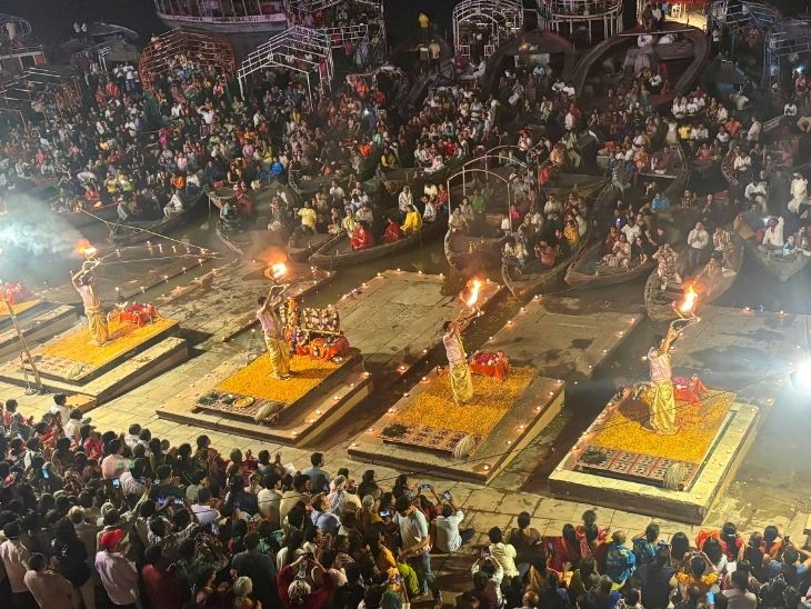 वाराणसी के दशाश्वमेध घाट पर पुजारियों ने गंगा आरती की।