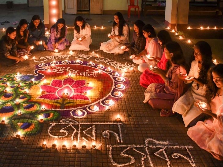 असम के गुवाहाटी में कॉटन यूनिवर्सिटी की स्टूडेंट्स ने रंगोली के चारों ओर मिट्टी के दीये जलाए।
