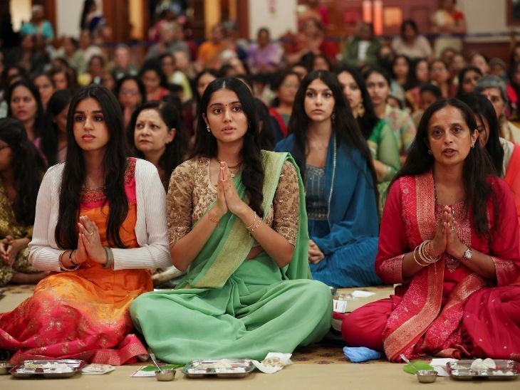 ब्रिटेन के लंदन में श्री स्वामीनारायण मंदिर में दिवाली सेलिब्रेशन में महिलाएं शामिल हुईं।