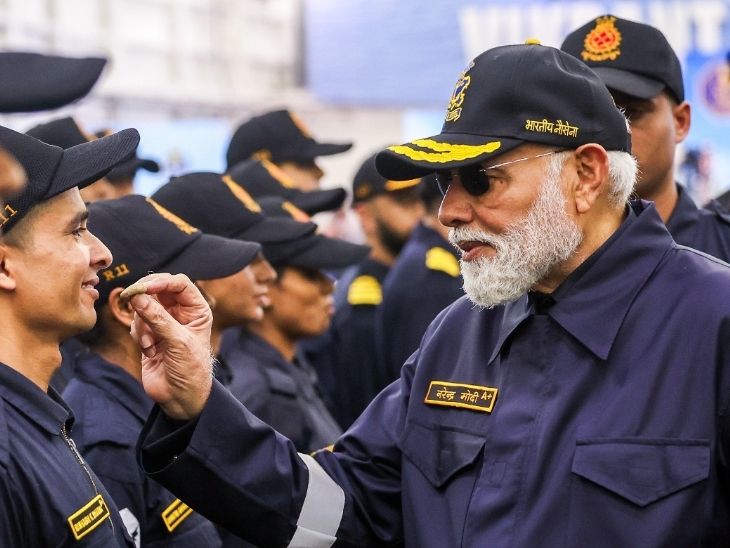 प्रधानमंत्री मोदी ने गोवा में INS विक्रांत पर नौसैनिकों के साथ दिवाली मनाई। उन्हें मिठाई खिलाई।