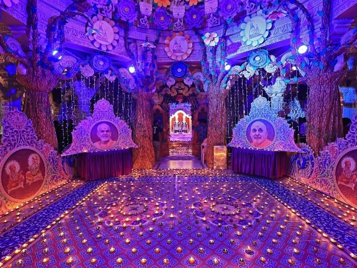 जयपुर के अक्षरधाम मंदिर को दीयों से सजाया गया।