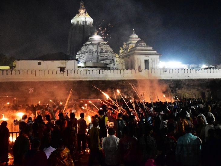 ओडिशा के पुरी में भगवान जगन्नाथ मंदिर में हो रही विशेष पूजा में लोग शामिल हुए।