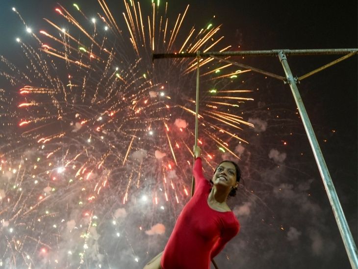 मुंबई में श्री समर्थ व्यायाम मंदिर के स्टूडेंट्स ने मल्लखंब का प्रदर्शन किया।