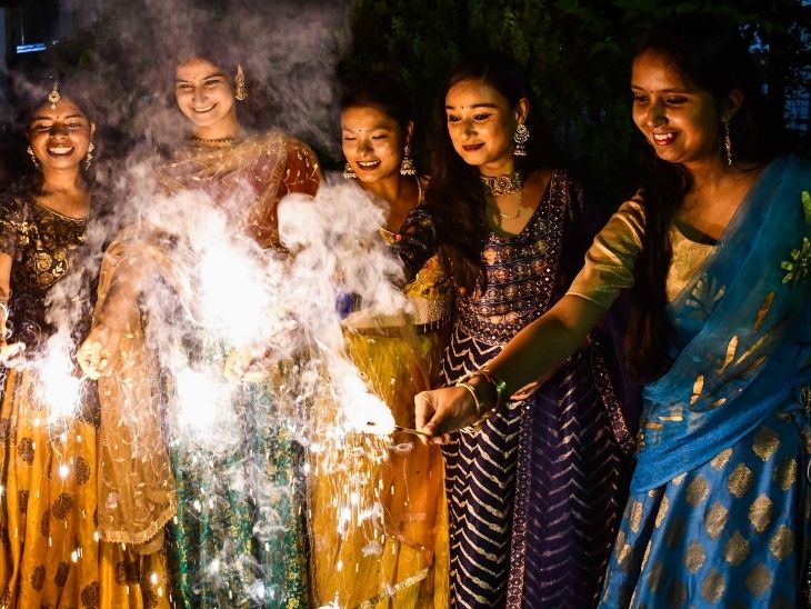 उत्तर प्रदेश के प्रयागराज में लड़कियों ने पटाखे चलाए।