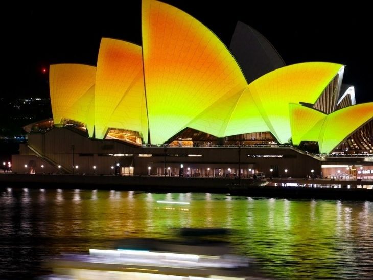 आस्ट्रेलिया के सिडनी में ओपेरा हाउस को सजाया गया