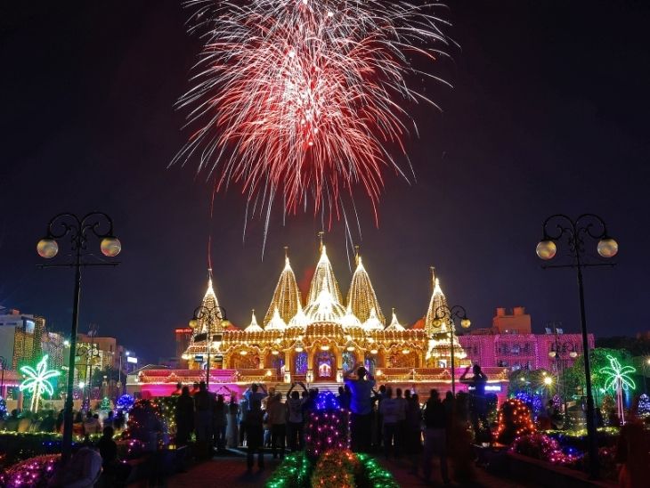 जयपुर के स्वामीनारायण अक्षरधाम मंदिर के ऊपर आसमान में आतिशबाजी हुई।