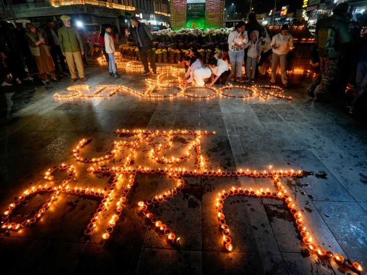 श्रीनगर में लाल चौक पर दिवाली के मौके पर लोगों ने दीयों से ऑपरेशन सिंदूर लिखा।