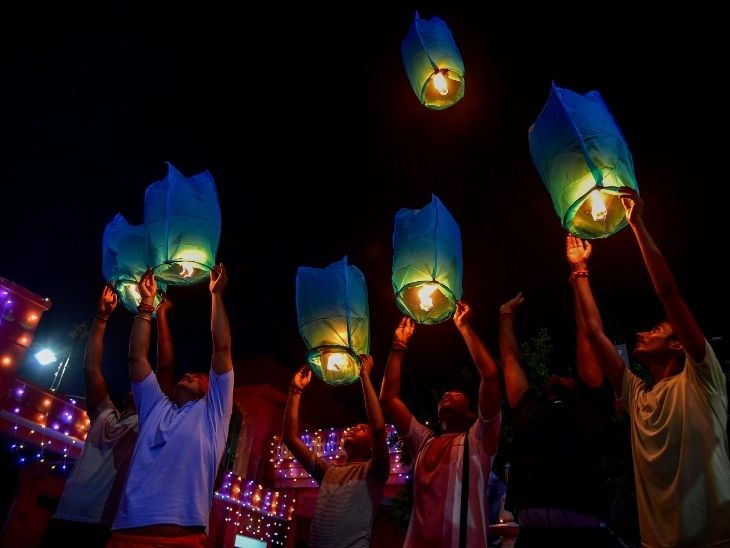 प्रयागराज में लोगों ने आकाशीय दीपक भी उड़ाए।
