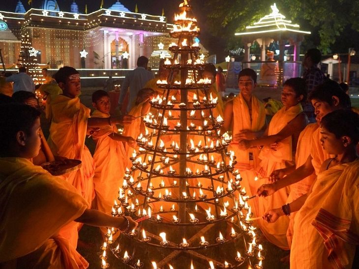 वाराणसी में गुरुकुल के छात्र दीये जलाते हुए।