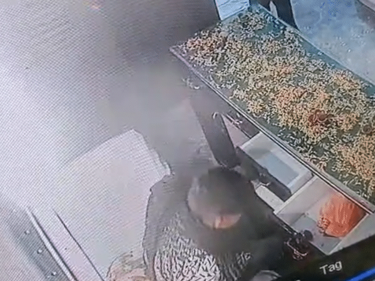 गल्ले से चोर 2 लाख रुपए लेकर फरार हो गए।