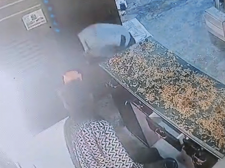 चोरी का सीसीटीवी फुटेज भी सामने आया है।