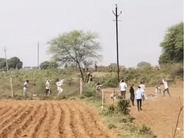 मुरैना में दबंगों ने परिवार के साथ मारपीट की।