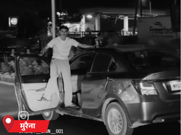 कार के गेट पर खड़े होकर पटाखे जलाने का वीडियो सोशल मीडिया पर वायरल हो रहा है।