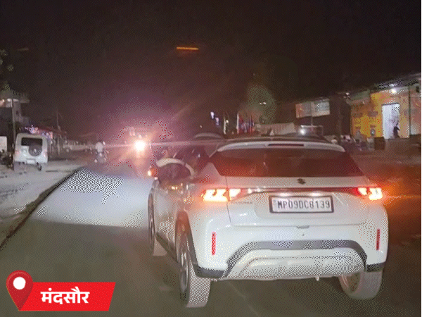 युवक ने चलती कार की छत पर रखकर स्काई शॉट चलाया। मोबाइल से इसका वीडियो भी बनाया।