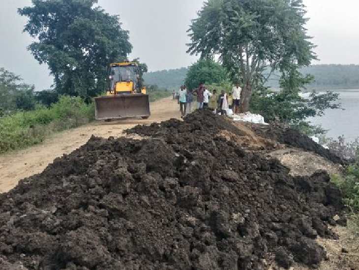 बांध में रिसाव से 4 फीट गहरा गड्ढा हो गया। जेसीबी और ग्रामीणों की मदद से इसे रोका गया।