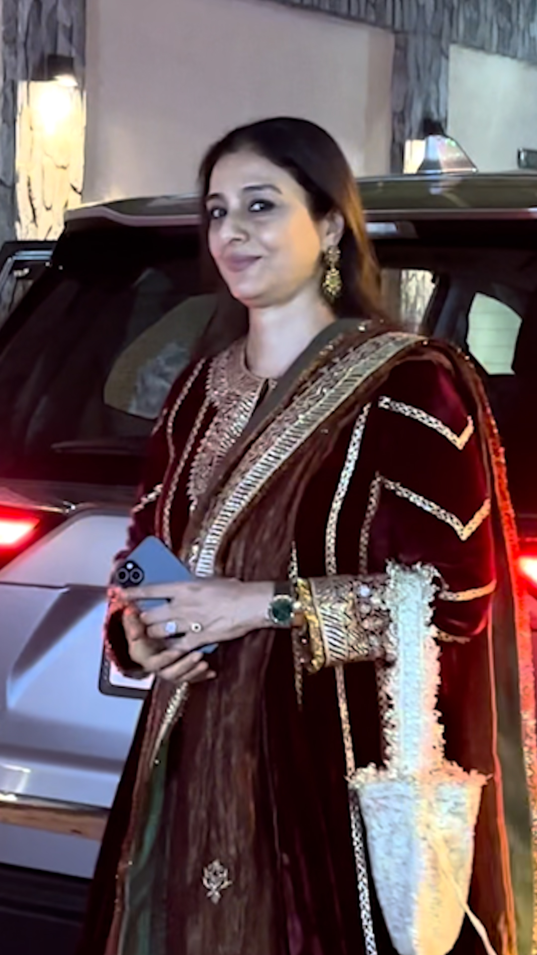 तब्बू ने जावेद अख्तर की दिवाली पार्टी में मरून वैल्वेट अनारकली सूट पहना। खुले बालों में एक्ट्रेस बेहद खूबसूरत नजर आईं।