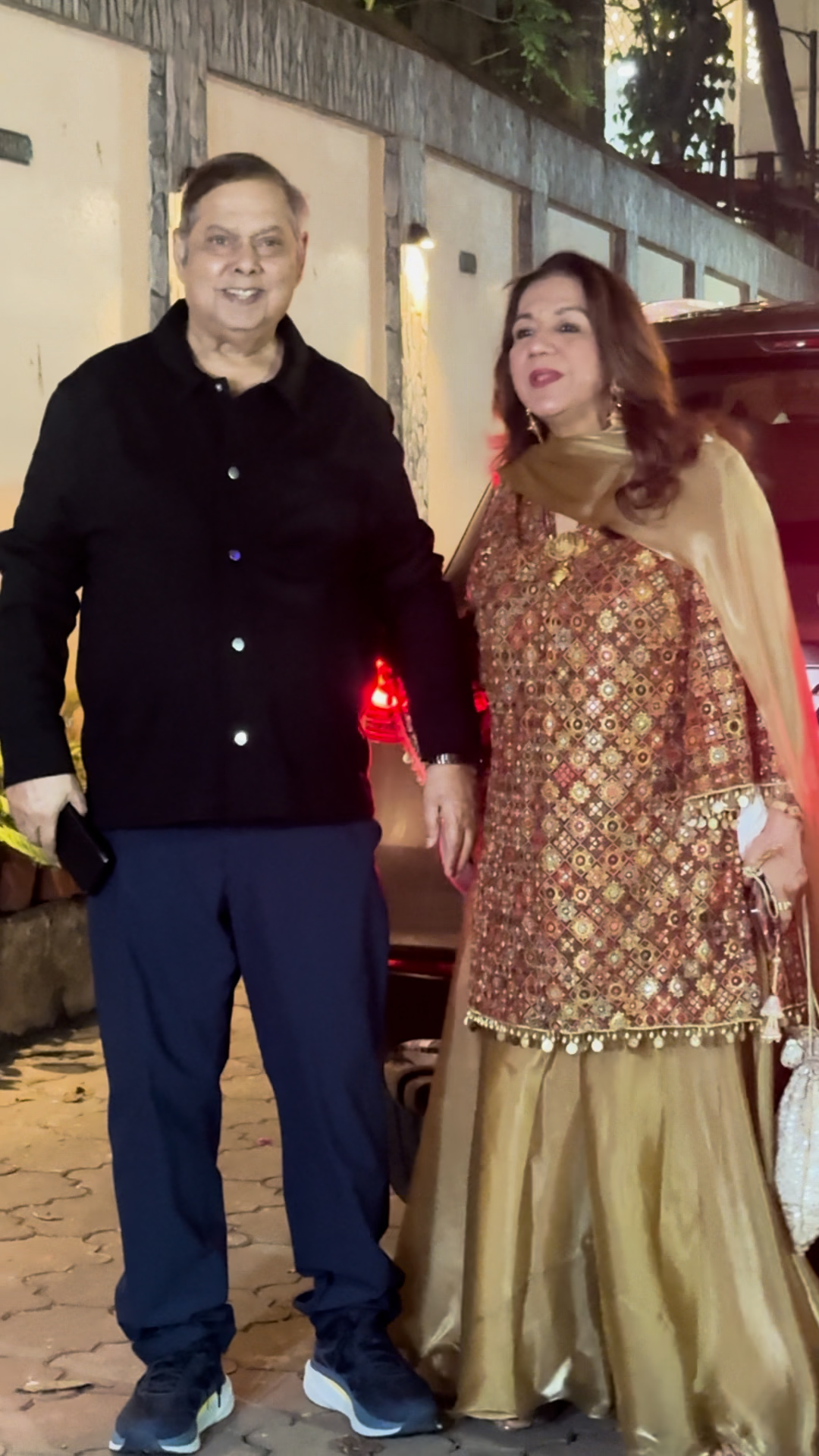 डेविड धवन भी इस पार्टी में पत्नी करुणा धवन के साथ पार्टी में पहुंचे।
