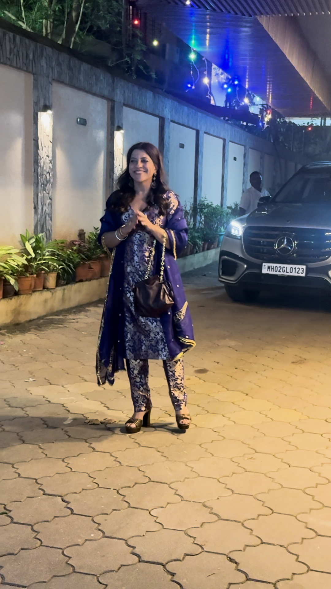 जावेद अख्तर की बेटी जोया अख्तर भी पार्टी में शामिल हुईं। उन्होंने ब्रोकेड रॉयल ब्लू सूट पहना था।