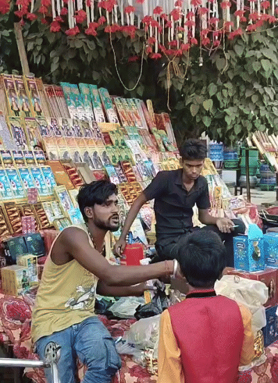 दीपावली पर लोगों ने जमकर पटाखों की खरीदी की।